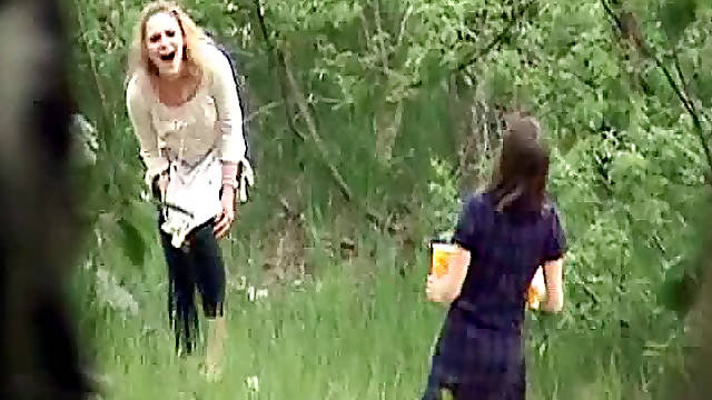 Miron En El Bosque, Voyeur Pissing Hunters