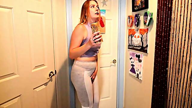 Elle Montre Sa Culotte, Pipi Dans Les Culottes