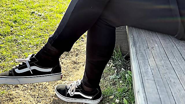 Amateur Foot Fetish Girlfriend Sucks and gives a Footjob