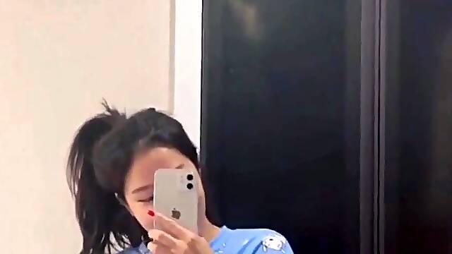 Korean Girl Show Her Tits