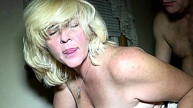 Amateur milf outdoors blowjob and fucking