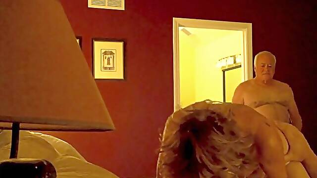 Milf Jovenes, Ama De Casa Con Joven