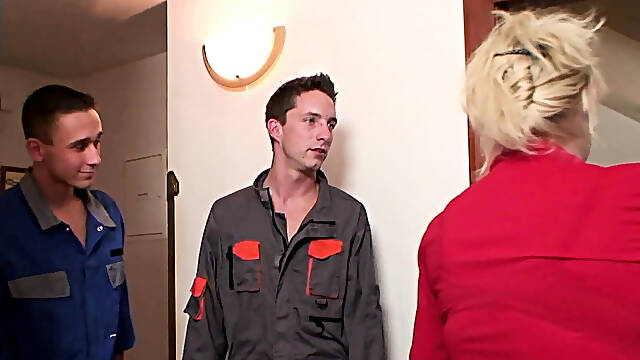 Old granny offers her pussy as a payment