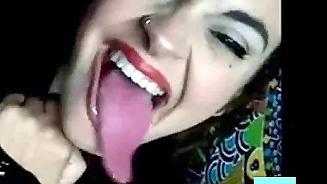 Long Tongue Teen Shows Off on Webcam