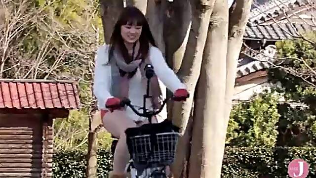 *JAPANESE CHICK PERVERTED BICYCLE RIDE PANTY FETISH * (# 000 H 0 YY3)
