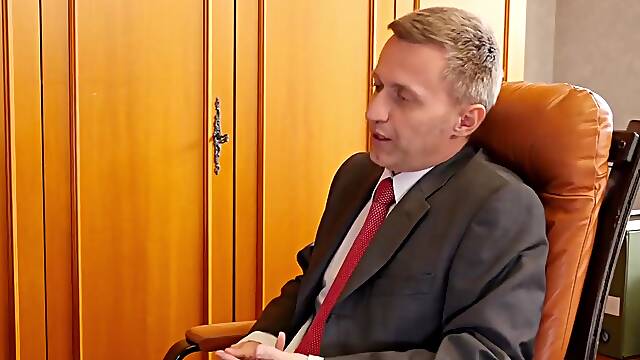 Le directeur arrache les collants de cette salope et sperme en elle