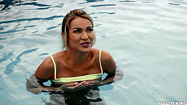 Bionda Anale In Cucina, Piscina Fisting, Bacio In Bocca