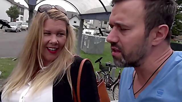 Die big beautiful woman Hausfrau an der Bushaltestelle abgeschleppt