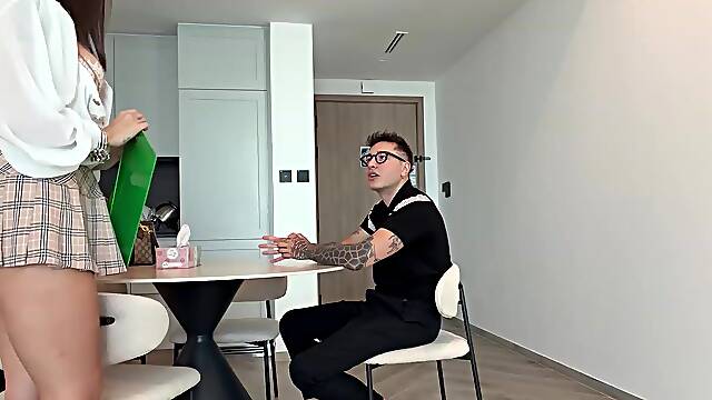Coinquilino Sfigato Scopato da MARIKA MILANI: Lezione di Troia Italiana con Piedi in Faccia, Footjob e Sborra sui Piedi! (DIALOGHI ITALIANI)