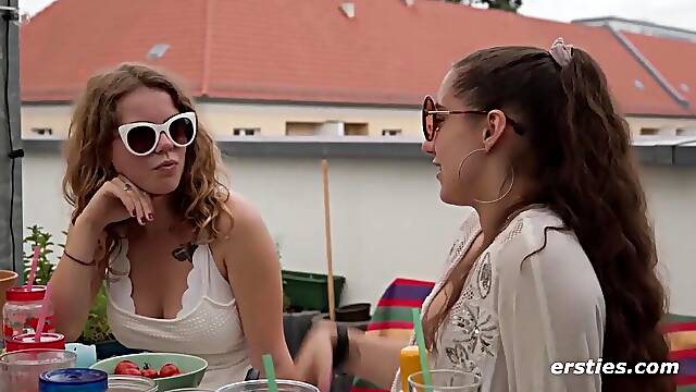 Ersties - Lesbische 4er-Sommer-Orgie auf der Dachterrasse