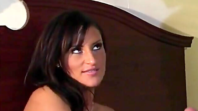 Brunette cuie pie prefers to make love in her black leather boots