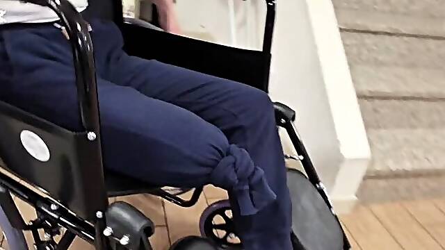 Finalmente postiamo la primissima clip da Amputata interpretata da Miss Annika Impacciata, goffa nei movimenti, alle prese con la sedia a rotelle che non va dove sembra lei voglia mandarla sempre...