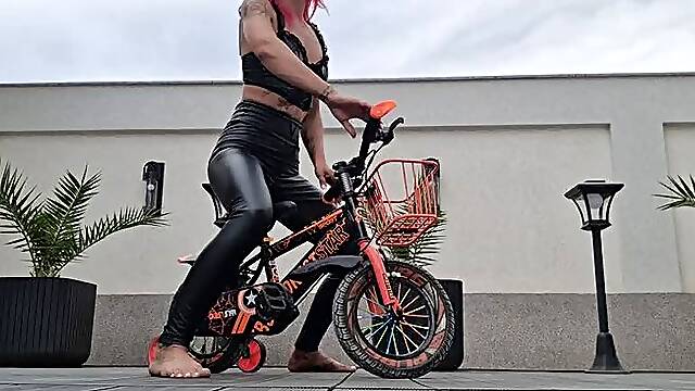 LEATHER BOOTY BICYCLE RIDE – HARD SEAT BOUNCING & ASS RIDING
