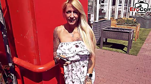 Rue Gros Seins, Blonde Dans La Rue, Allemande Street