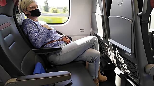 Tren Maduras, Atravesada, Masturbación En Tren