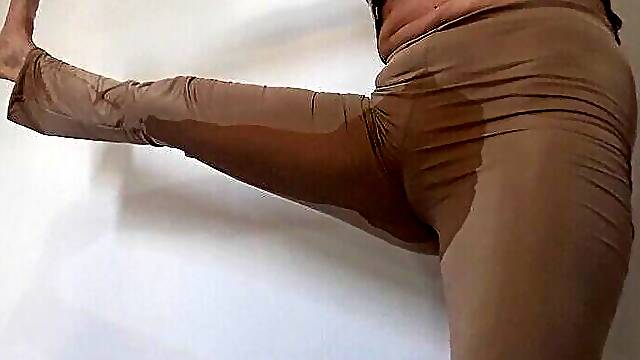 Miron Pilladas, Brasileñas Yoga, Meando Pantalones