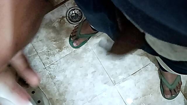 Peeing in toilet with clear audio