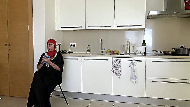 Lebanese Sharmota wants a big dick to fuck her asshole