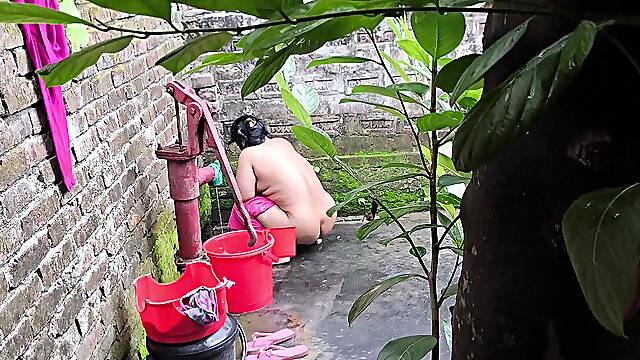 I See My Aunty Going to Take a Bath After I Hugged and Fucking Ass