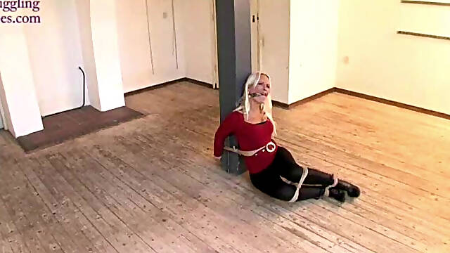 Natalie Pole-tied Cleavegagged