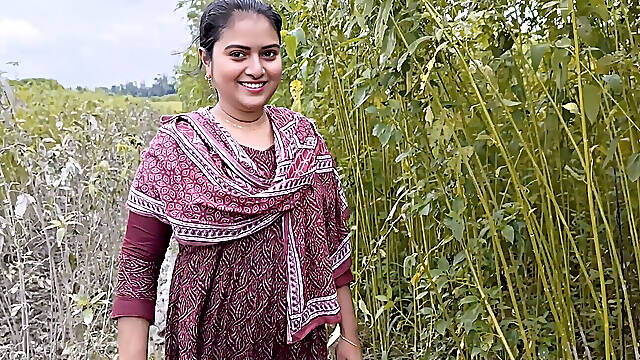 Video of Fucking a Beautiful Desi Girl While Eating Jute