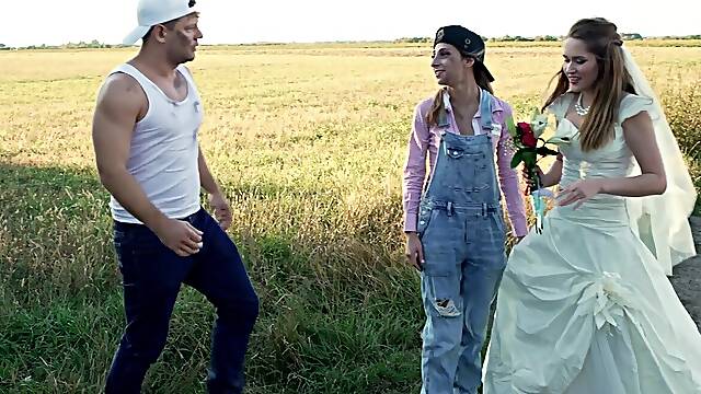 Una Fairy became a bride and had sex with two guys in a car.