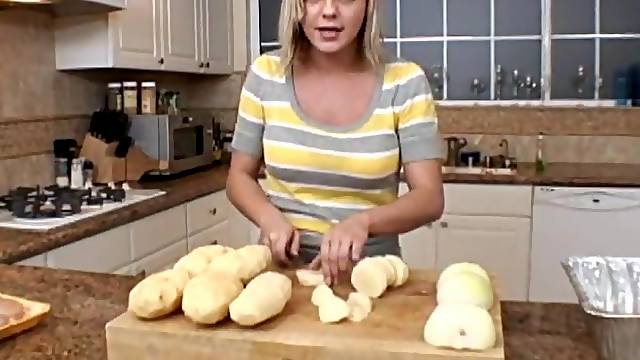 Stunning housewife Bree Olson preparing a nice meal for her family